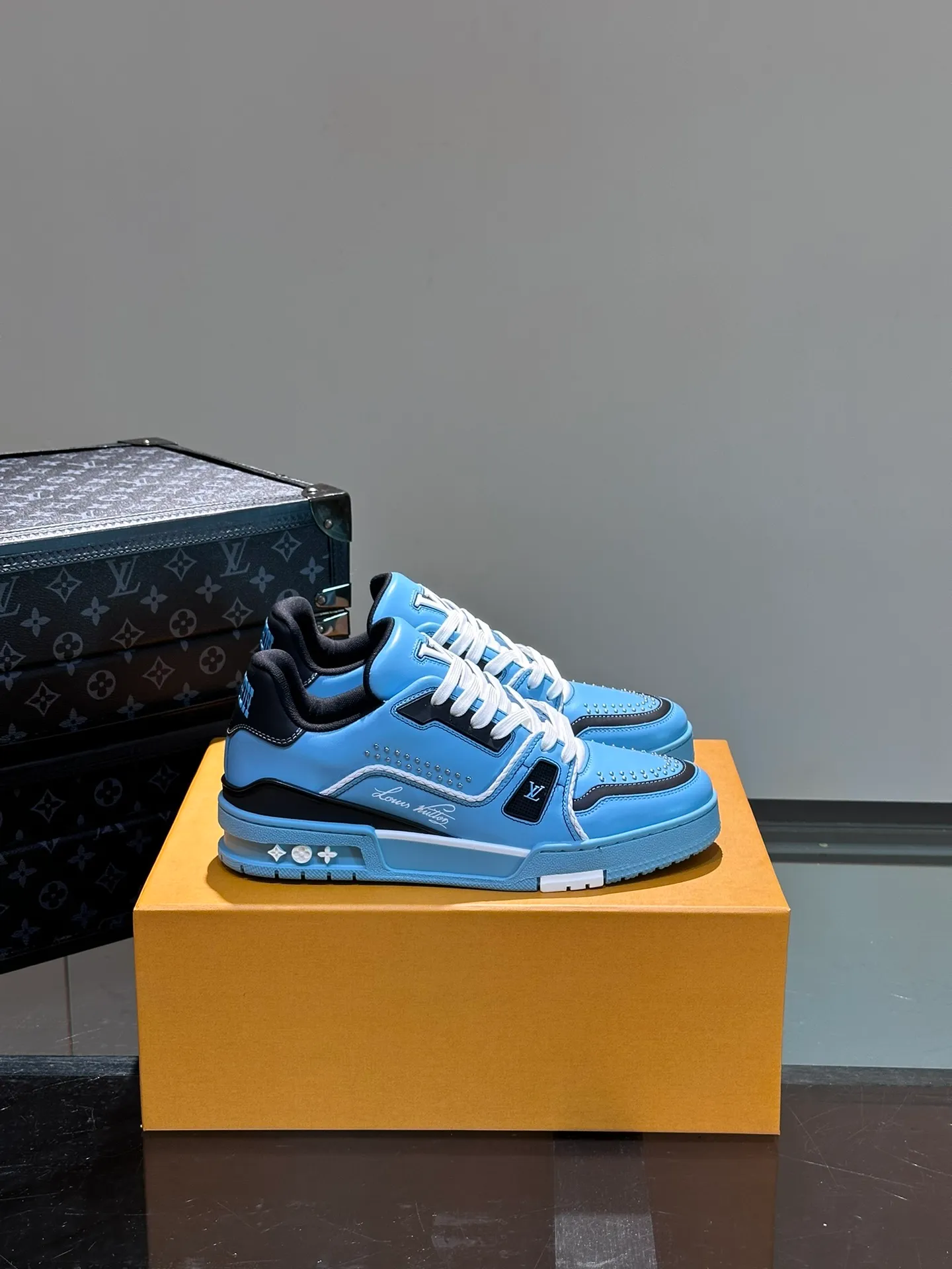 LV P840 men's sneakers, new colors, this LV Trainer sneaker is made of grained calf leather in colorful tones, with rivet decoration on the upper and handwritten Louis Vuitton logo on the side, which contrasts with the western-style Vuitton logo on the rear. The original construction was designed by Virgil Abloh and is inspired by vintage basketball shoes. Continuing the complex upper, the rubber-injected rubber outsole continues the iconic elements, with LV letters on the tongue and sides, Vuitton logo on the rear, Monogram flowers on the outsole, handwritten Louis Vuitton logo on the side, and standard insoles to continue the comfort experience. Comes complete with original box packaging! Size: 38-46
